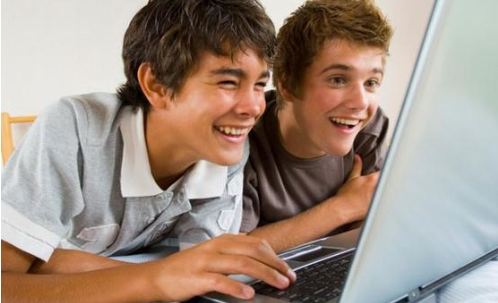 adolescentes navegando internet - blog acens the cloud hosting company